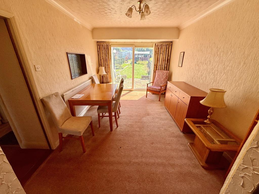 Lot: 47 - THREE-BEDROOM HOUSE FOR IMPROVEMENT - Dining room